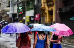 Temporais avançam pelo Brasil nesta sexta; RS tem risco de granizo e calor aumenta no Centro-Sul