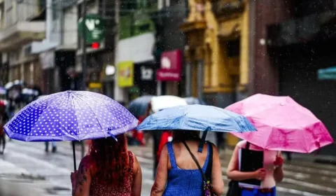 Temporais avançam pelo Brasil nesta sexta; RS tem risco de granizo e calor aumenta no Centro-Sul