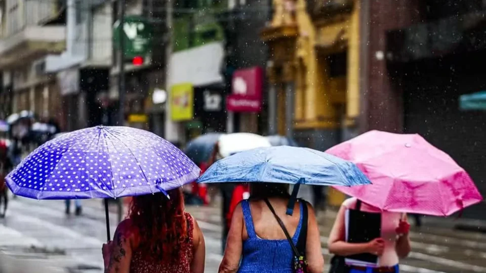 Temporais avançam pelo Brasil nesta sexta; RS tem risco de granizo e calor aumenta no Centro-Sul