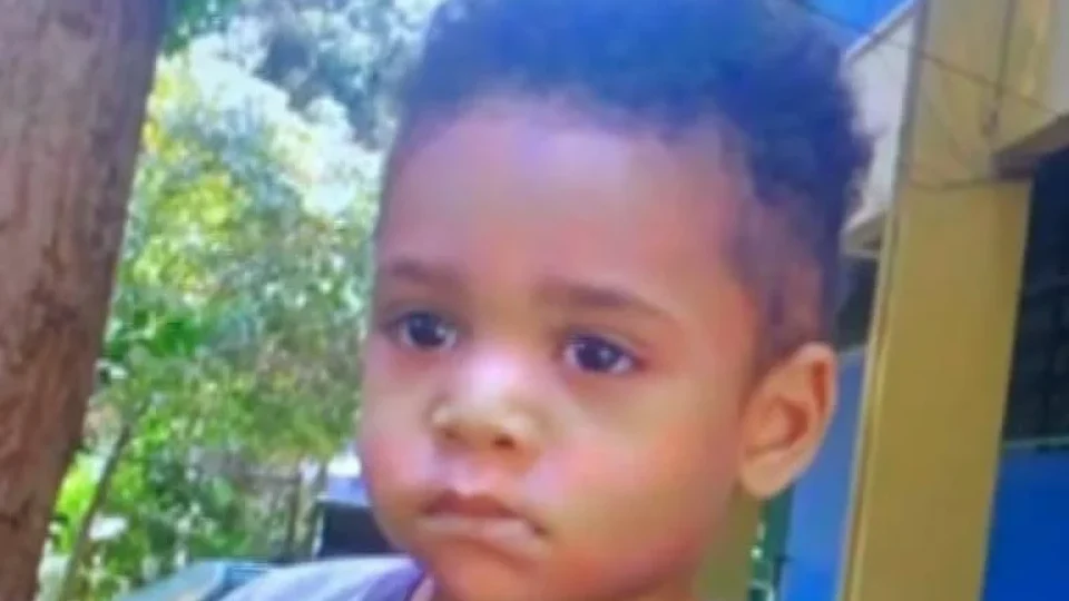 Justiça condena motorista e monitora por morte de menino esquecido em van sob calor extremo