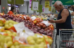 Inflação surpreende e desacelera em julho; veja o que ficou mais barato