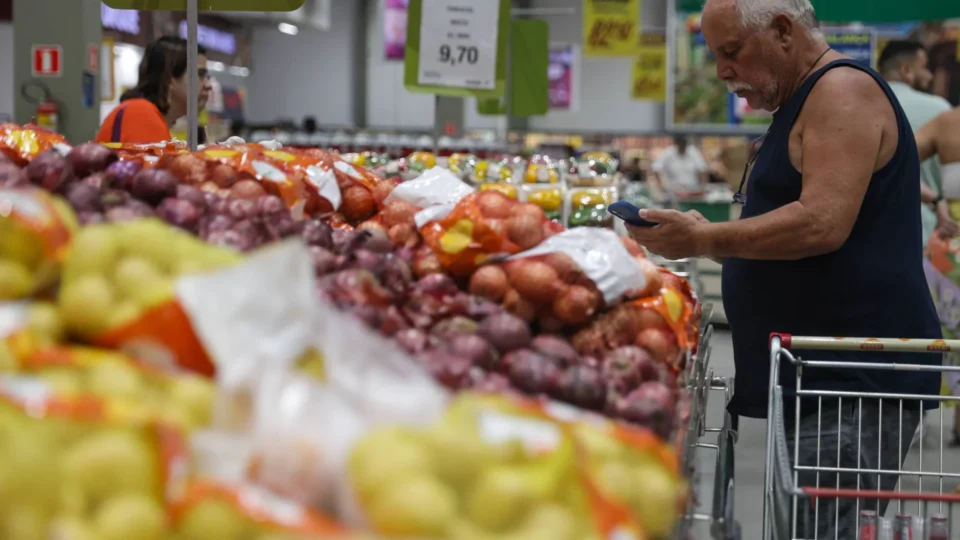 Inflação surpreende e desacelera em julho; veja o que ficou mais barato
