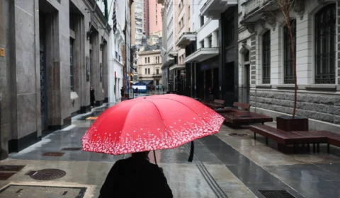 Frente fria derruba temperaturas e traz garoa a SP no fim de semana