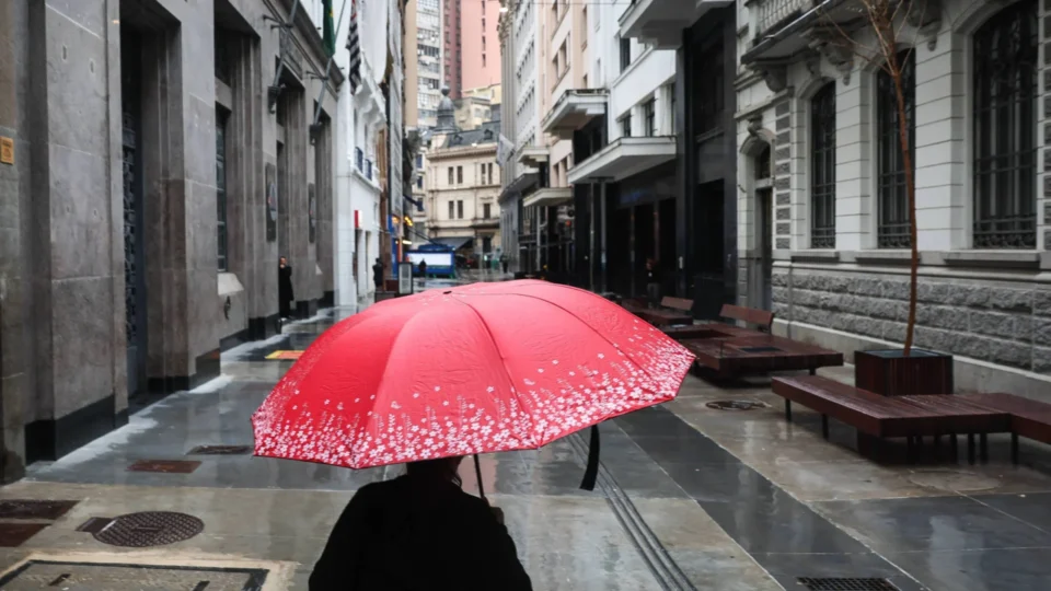 Frente fria derruba temperaturas e traz garoa a SP no fim de semana