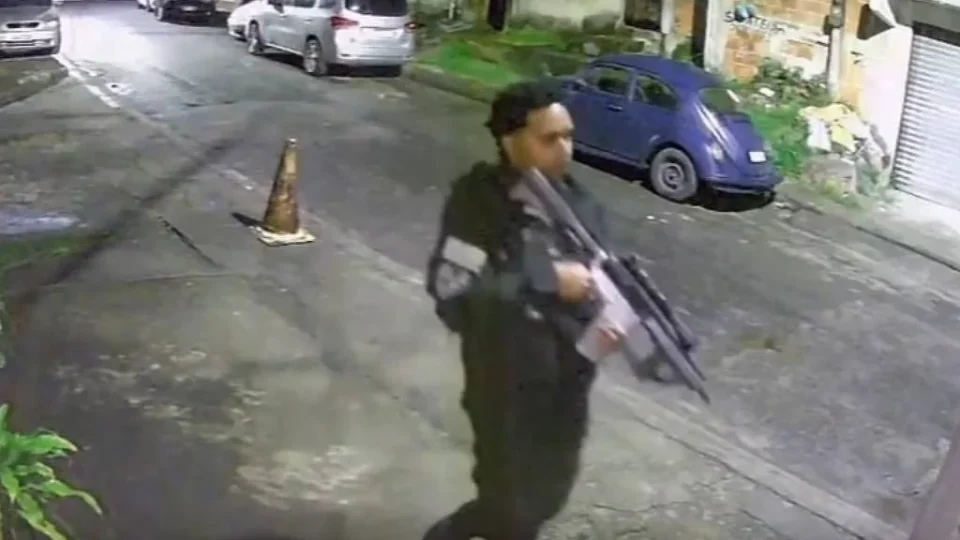 Polícia Civil investiga falsos agentes com fuzis em área de milícia