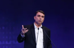 Flávio Bolsonaro vai ao TSE contra AtlasIntel; entenda o que motivou a ofensiva