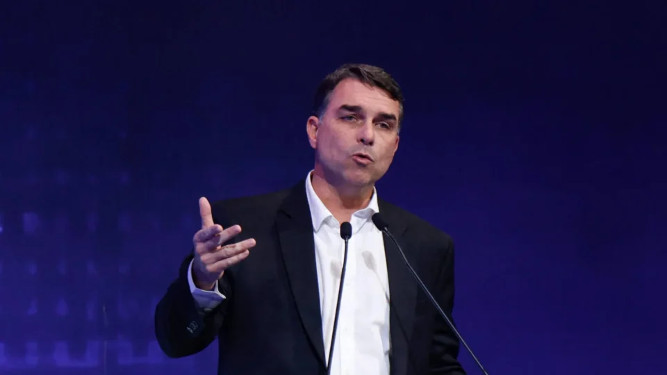 Flávio Bolsonaro vai ao TSE contra AtlasIntel; entenda o que motivou a ofensiva