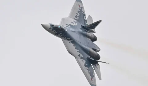 Queda do Sukhoi Su-57 perto de Moscou revela falhas críticas