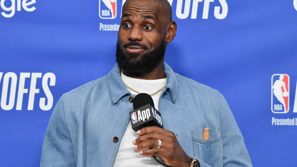 LeBron James abre mão de salário milionário e oficializa ida para o Philadelphia 76ers