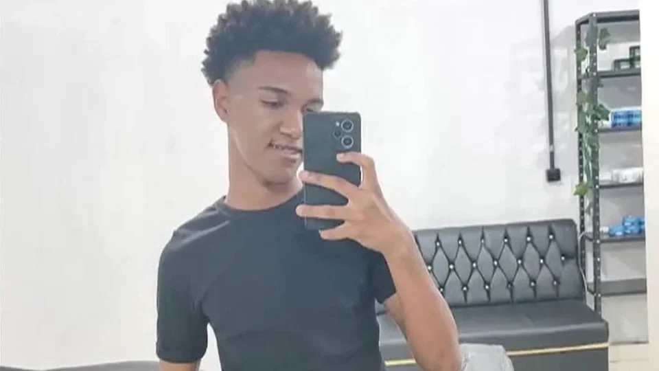 Mãe de gari lamenta morte de filho; jovem foi atropelado por empresário bêbado