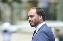 Moraes mantém Carlos Bolsonaro sob investigação na Justiça Federal por espionagem política