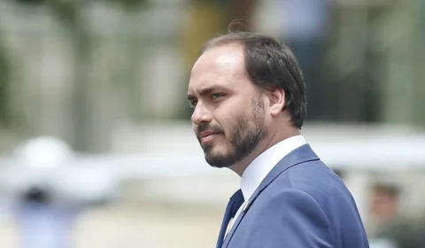 Moraes mantém Carlos Bolsonaro sob investigação na Justiça Federal por espionagem política