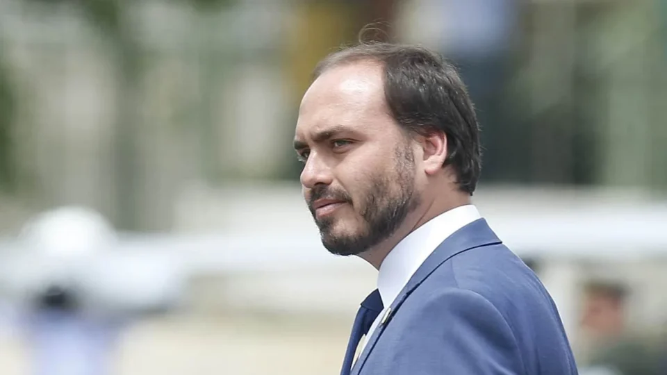 Moraes mantém Carlos Bolsonaro sob investigação na Justiça Federal por espionagem política