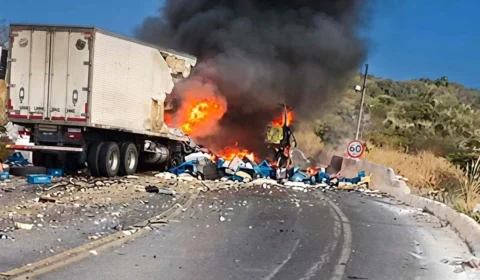 Motorista morre carbonizado em grave acidente no trecho mais letal da BR-251 em Minas Gerais