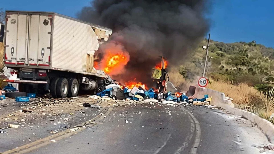 Motorista morre carbonizado em grave acidente no trecho mais letal da BR-251 em Minas Gerais