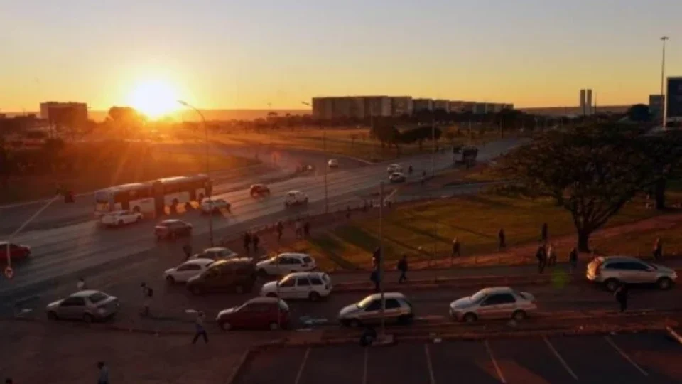 Frio e tempo seco mudam o clima e acendem alerta para moradores de Brasília