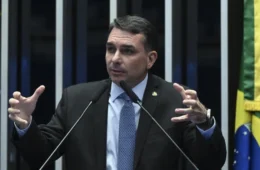 Flávio Bolsonaro apresenta nova versão sobre foto com investigado; veja o que mudou