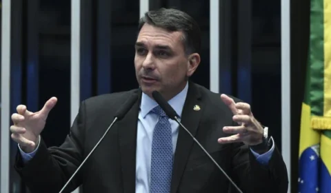 Flávio Bolsonaro apresenta nova versão sobre foto com investigado; veja o que mudou