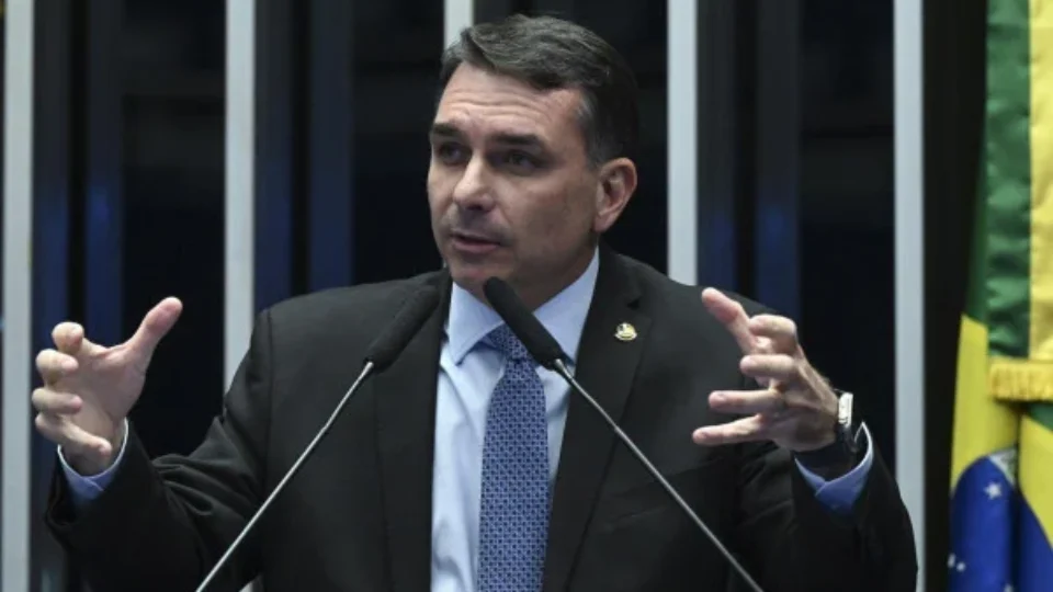 Flávio Bolsonaro apresenta nova versão sobre foto com investigado; veja o que mudou
