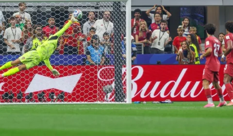 Dupla defesa de Diogo Costa salva Portugal contra a Espanha