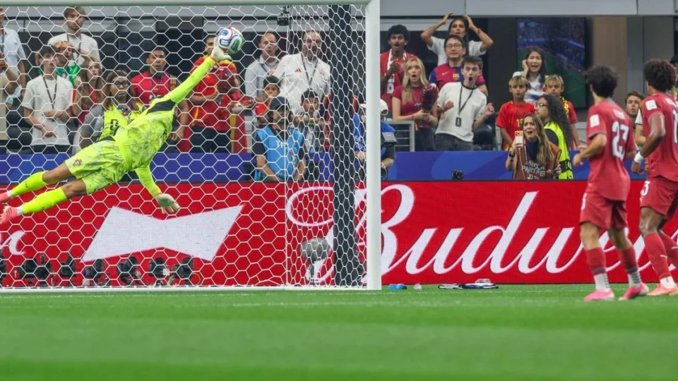 Dupla defesa de Diogo Costa salva Portugal contra a Espanha