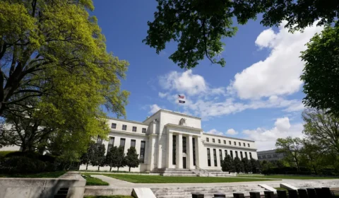 Fed mantém juros dos EUA e sinaliza cautela diante da inflação e das incertezas globais