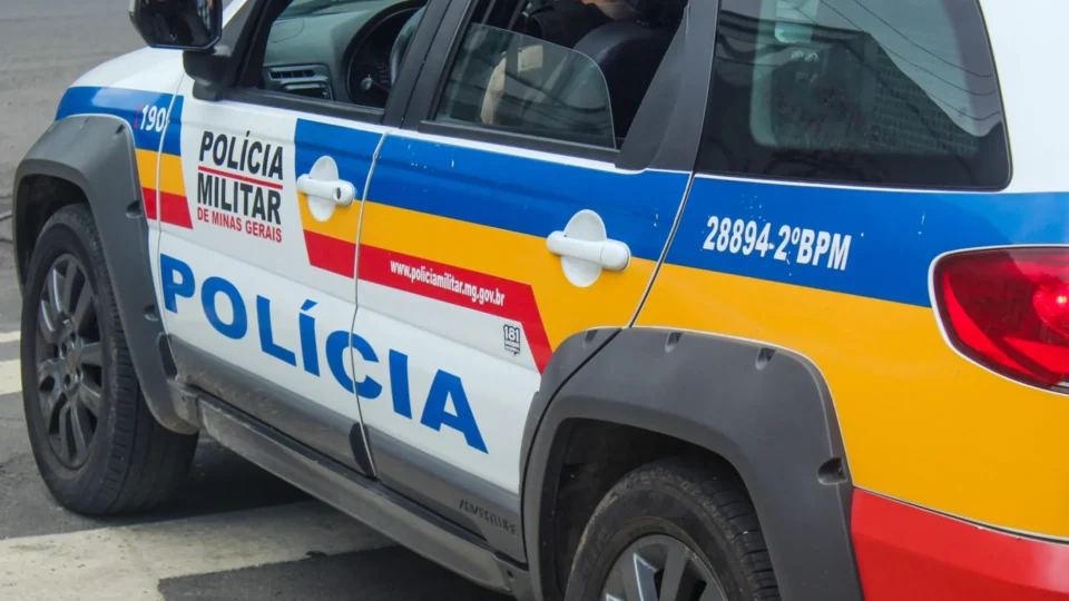 Adolescente de 14 anos foge após ser sequestrada e mantida em cárcere privado em Juiz de Fora; suspeito segue foragido