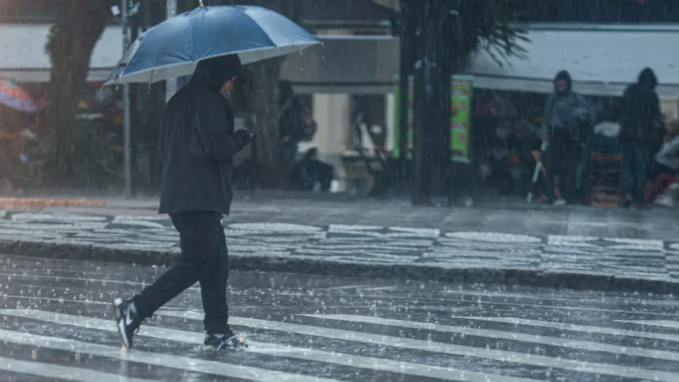 Frente fria, chuva e vazão em queda moldam julho em Foz