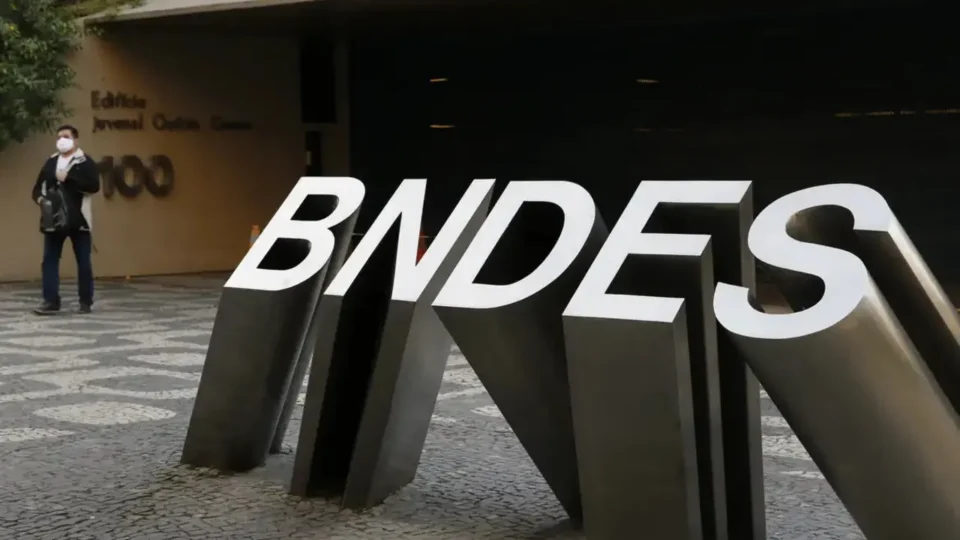BNDES faz pedido urgente bilionário à Fazenda após nova ameaça dos EUA; entenda o impacto