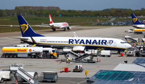 Janela de avião se solta durante voo da Ryanair e passageiro quase é puxado para fora; avião faz pouso de emergência