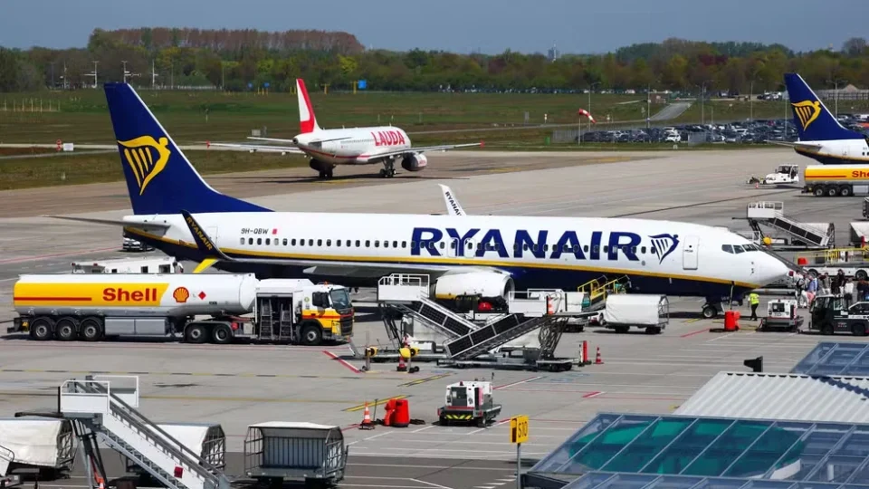 Janela de avião se solta durante voo da Ryanair e passageiro quase é puxado para fora; avião faz pouso de emergência