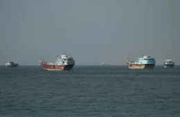 Petroleiro é atingido por projétil no Estreito de Ormuz e aumenta alerta em uma das rotas mais importantes do mundo