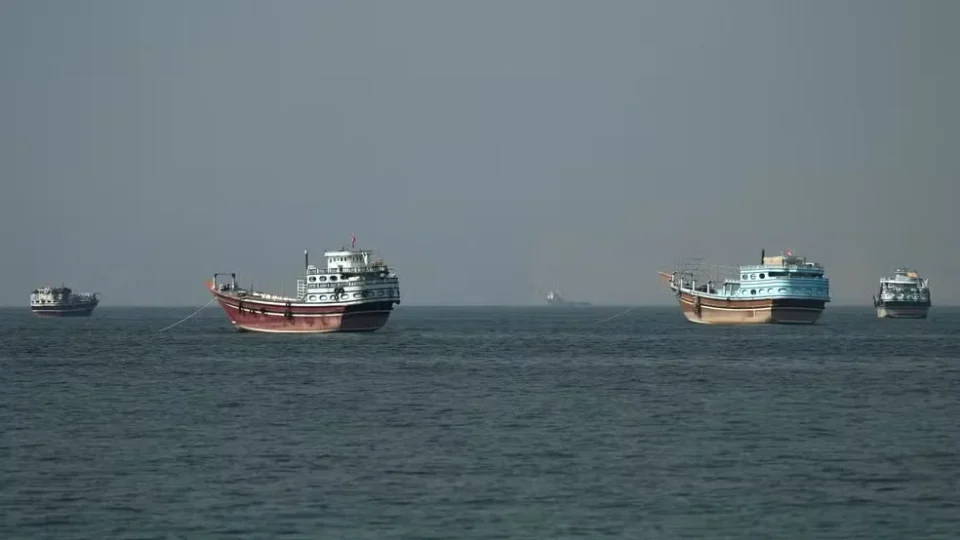 Petroleiro é atingido por projétil no Estreito de Ormuz e aumenta alerta em uma das rotas mais importantes do mundo