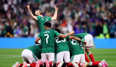 México vence Equador, quebra tabu de 40 anos e avança