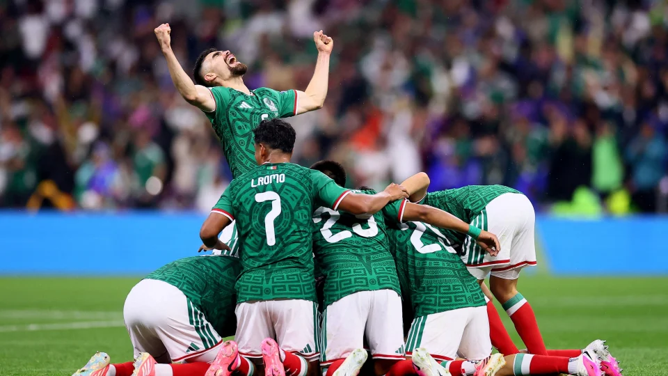 México vence Equador, quebra tabu de 40 anos e avança