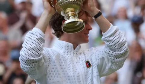 Sinner reage após perder o primeiro set, vence Zverev e conquista bicampeonato de Wimbledon