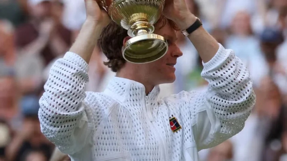 Sinner reage após perder o primeiro set, vence Zverev e conquista bicampeonato de Wimbledon