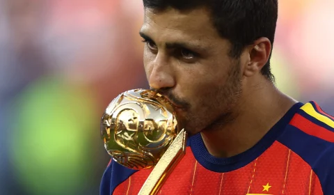 Rodri domina Copa do Mundo da FIFA 2026™ e conquista Bola de Ouro