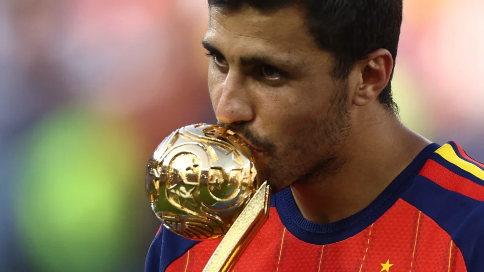 Rodri domina Copa do Mundo da FIFA 2026™ e conquista Bola de Ouro