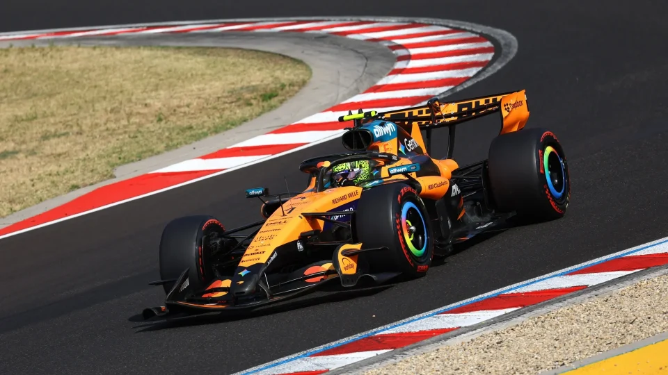 Norris supera Hamilton no fim e garante pole na Hungria; punição tira britânico da 1ª fila e Bortoleto larga em 14º