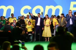 Flávio Bolsonaro é oficializado candidato à Presidência e usa convenção do PL para defender Jair Bolsonaro e atacar o STF