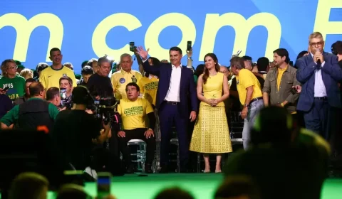 Flávio Bolsonaro é oficializado candidato à Presidência e usa convenção do PL para defender Jair Bolsonaro e atacar o STF