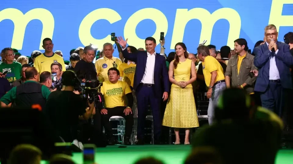 Flávio Bolsonaro é oficializado candidato à Presidência e usa convenção do PL para defender Jair Bolsonaro e atacar o STF