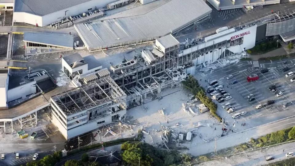Terremoto provoca explosão em shopping no Japão e deixa pessoas presas sob escombros