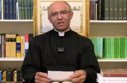 Vaticano excomunga padre Françoá Costa e esvazia capela no DF