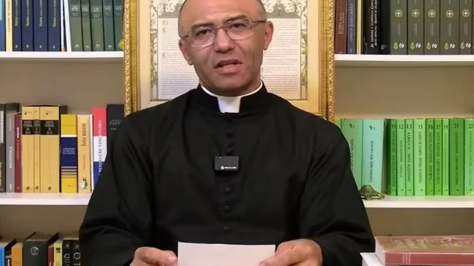 Vaticano excomunga padre Françoá Costa e esvazia capela no DF