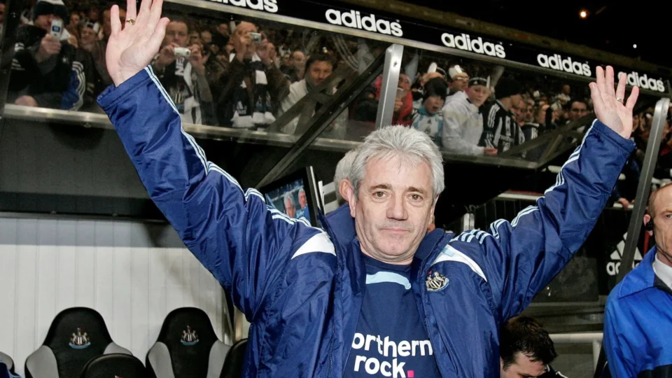 Kevin Keegan morre aos 75 anos após luta contra câncer e deixa legado histórico no futebol inglês