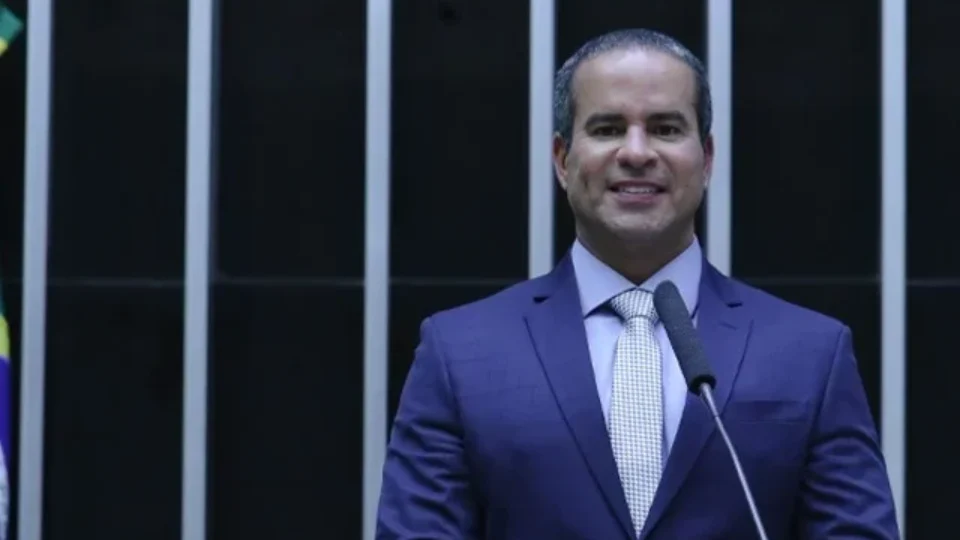 Deputado Fred Linhares adquire R$ 6 milhões em mansão e carros de luxo após declarar R$ 10 mil