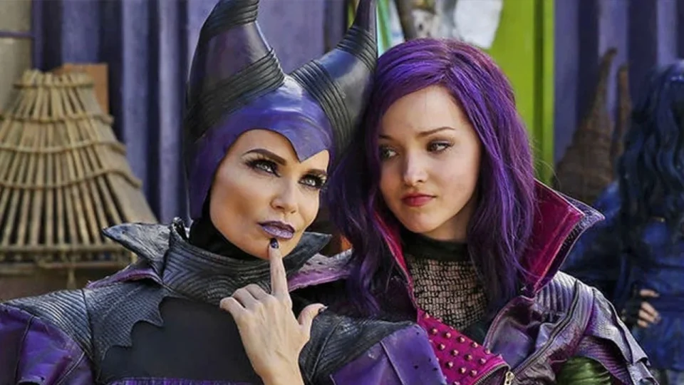 Dove Cameron namorado: Descendentes estreia hoje na Globo às 15h25