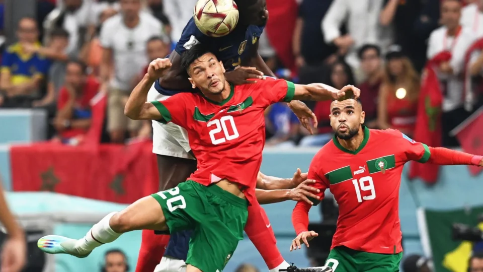 França e Marrocos fazem duelo decisivo por vaga na semifinal da Copa do Mundo
